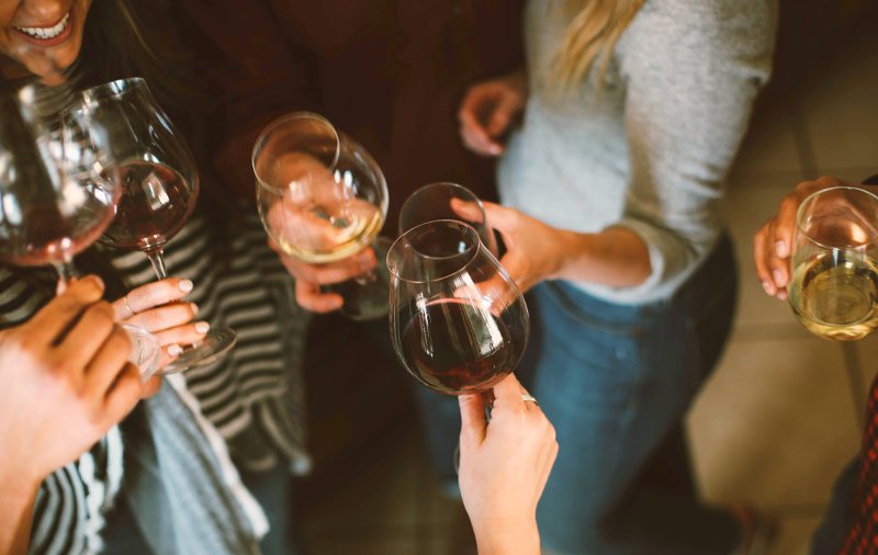 Personas brindando con vino de Bodegas Gil Luna